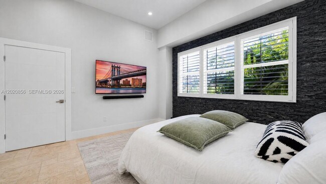 Building Photo - 6917 Collins Ave