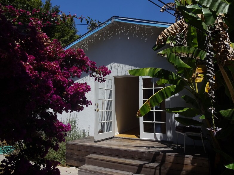 Back deck with bananas - 1532 Yale St