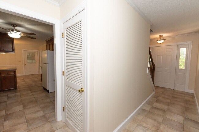 Building Photo - $300 off the first month's rent on a 12 month approved lease