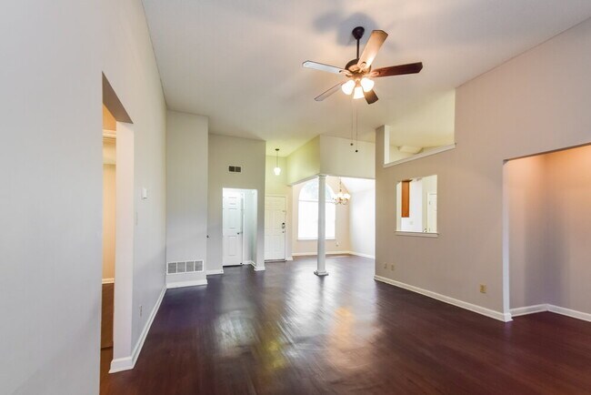 Building Photo - 8236 Clubview Dr