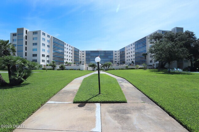 Building Photo - 1224 S Peninsula Dr