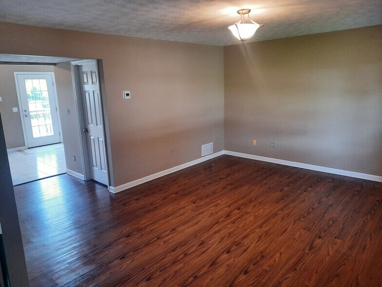 Building Photo - 125 Mallory Ct