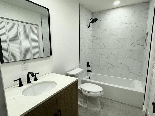 Building Photo - 153 SE Calmoso Dr