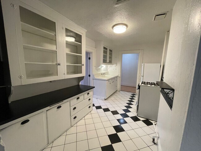 Building Photo - Pet Friendly 2 bedroom Apartment in SLC avenues