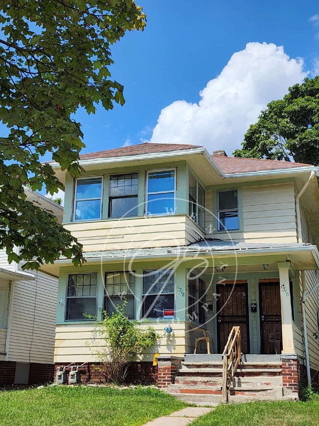 Building Photo - Spacious upper duplex with individual entr...