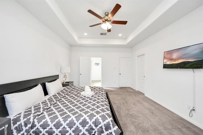 Building Photo - 8034 Royal Palm Dr