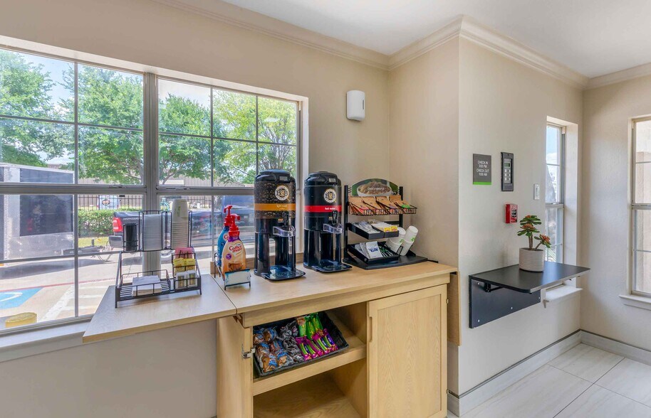 Building Photo - Furnished Studio-Arlington