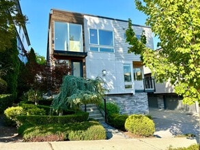 Building Photo - 2Bd/2.5Ba Kirkland Townhouse