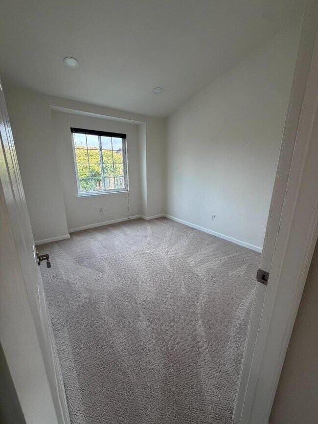 Building Photo - 5572 Tan Oak Dr