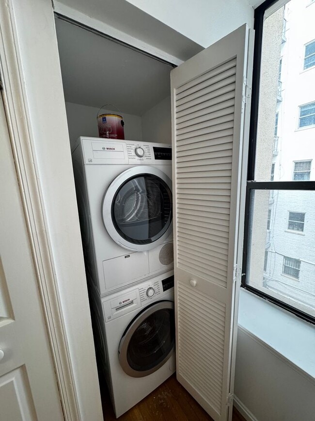 Building Photo - Two-Level Kalorama Condo with Washer/Dryer, Near Dupont Metro