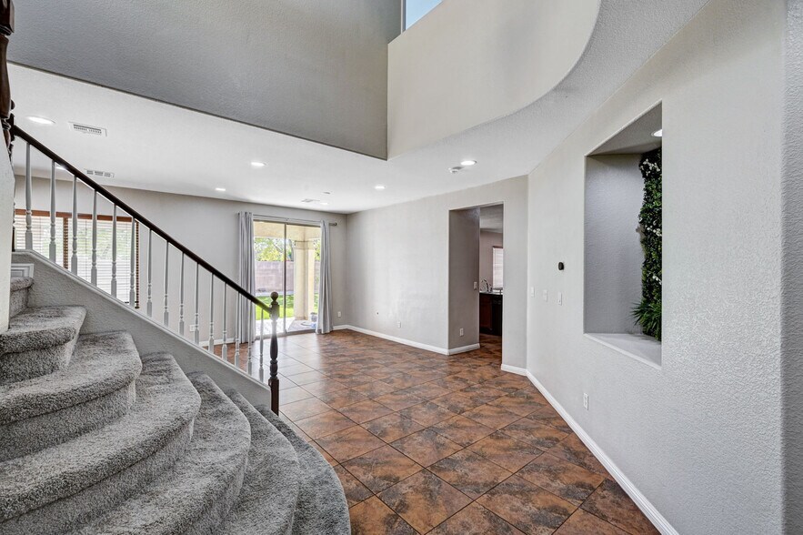 Building Photo - 8125 Chestnut Hollow Ave