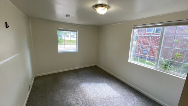Building Photo - 4BD/1BA House with Fenced Yard – Walk to DU!