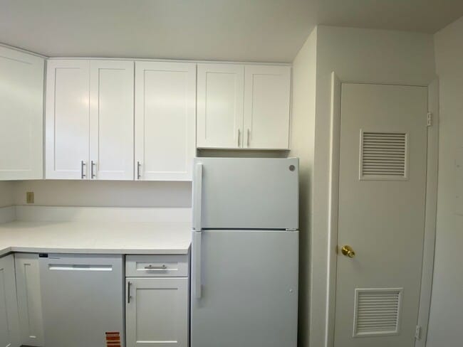 Building Photo - Garden Level Apartment - Completely Renovated!