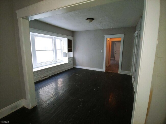 Building Photo - 3 br, 1 bath Triplex - 1414 East 110th Str...