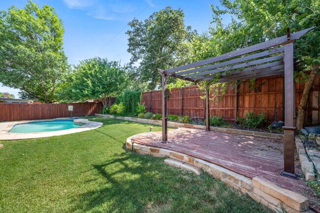 Building Photo - "Beautifully updated 3-Bed 2-Bath home Wit...