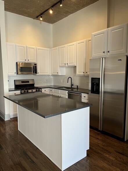 Kitchen - 758 N Larrabee St