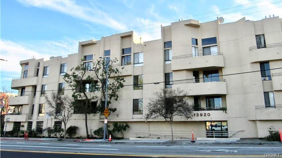 Building Photo - 13920 Moorpark St