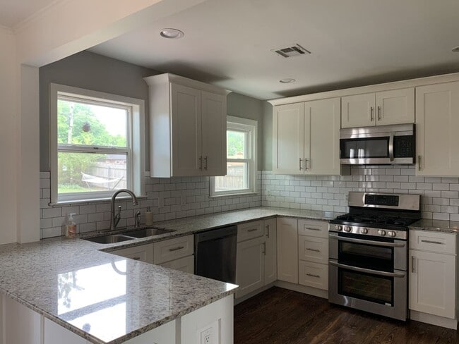 Building Photo - Beautiful Florence Park South home with hardwood floors throughout.