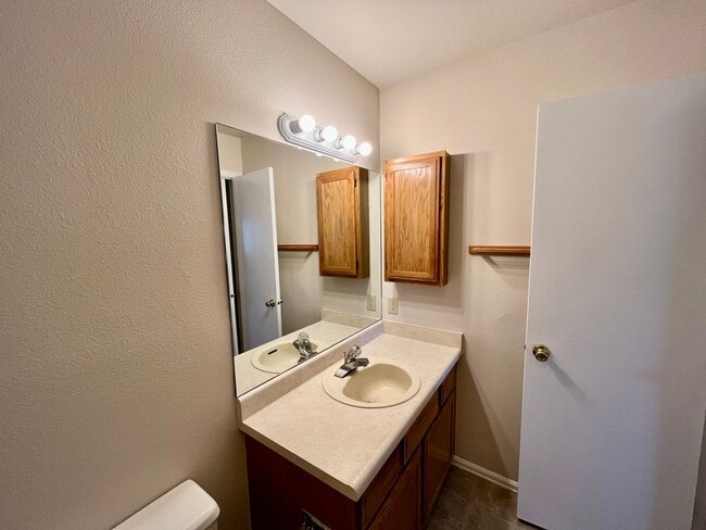 Building Photo - Cozy 2 Bedroom Townhome Nestled in Quiet Gated Community