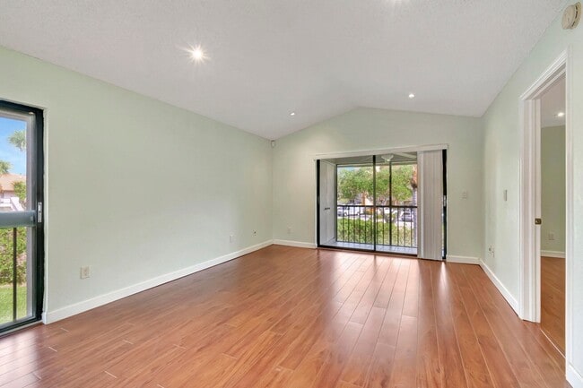 Building Photo - 351 Club Cir