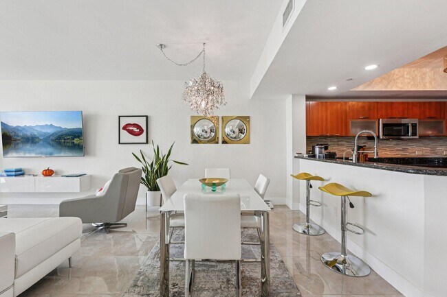 Building Photo - 2640 Lake Shore Dr