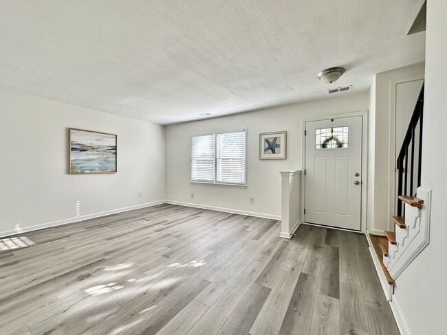 Building Photo - Updated & READY NOW!! A 3-Bedroom Great Neck Home! Excellent Schools! All Appliances Convey!