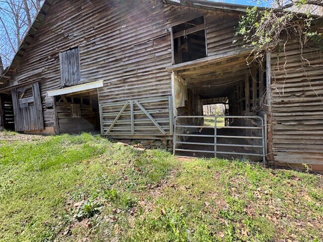 Building Photo - Farmhouse on 5 acres in Northern Greenville County with room for 2 horses and small farm animals!