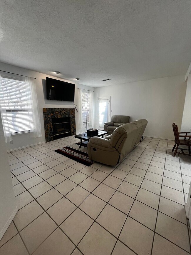 Building Photo - FURNISHED 2 bedroom 2 bath Townhouse With A Bonus Room in a Great Location!