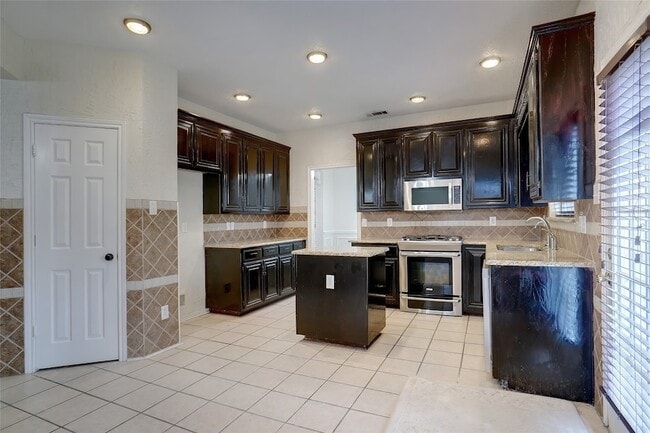 Building Photo - 617 Turtledove Ln