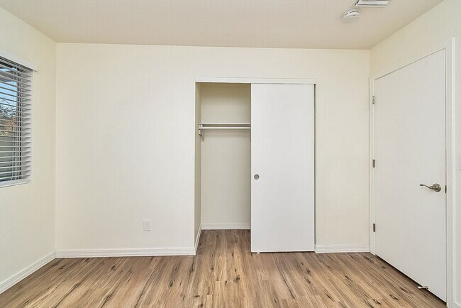 Building Photo - 1417 S Lynx Dr