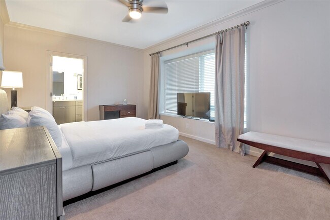 Building Photo - 3050 NE 43rd St