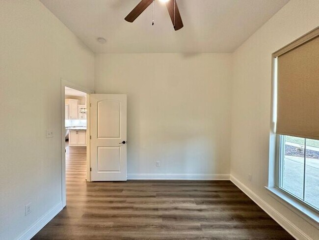 Building Photo - Stunning 3/2/2 on the Outskirts of Lindale!