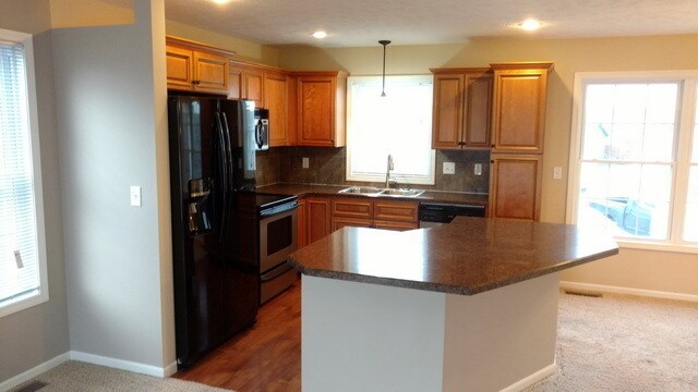 Building Photo - 4 bedroom, 3 bath home on quiet Cul-de-sac...