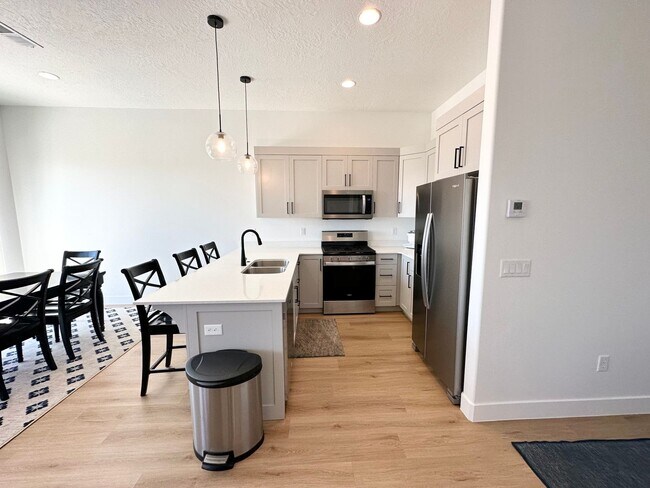 Building Photo - Pet Friendly!!! Beautiful Woodland Estates...