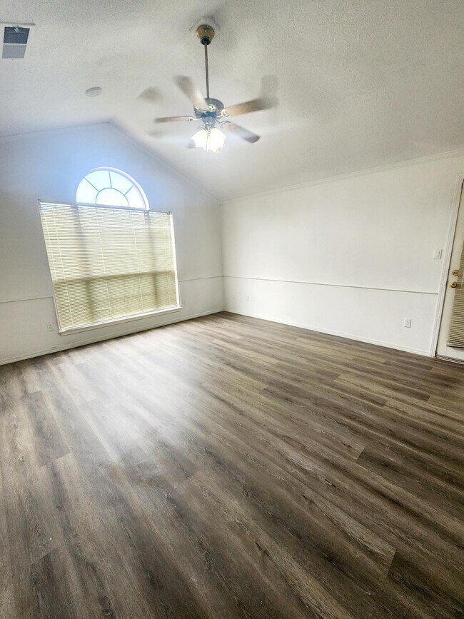Building Photo - 915 Tony Sanchez Dr SE
