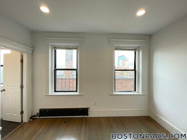 Building Photo - 11 Queensberry St