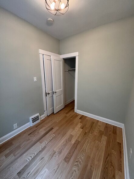 Office - 1429 W Thome Ave