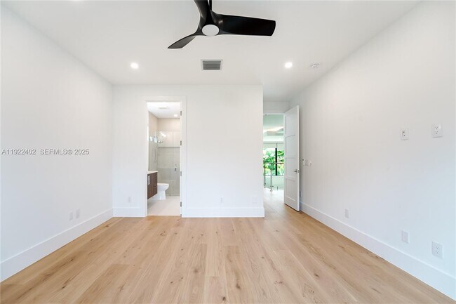 Building Photo - 333 NE Spanish Ct