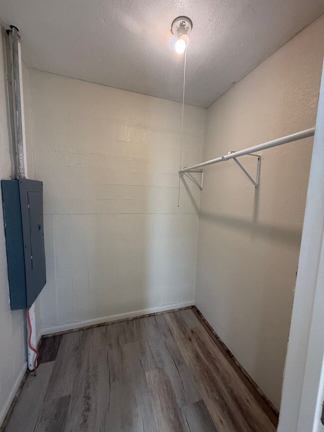 Building Photo - Updated 4 bedroom!