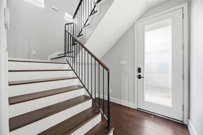 Building Photo - 708 Schwartz St