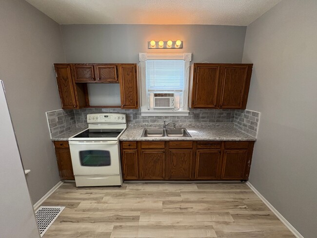Building Photo - Charming 5-Bed Home Near Campus with Updat...