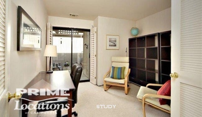 Building Photo - Prestigious Gold River home in gated commu...