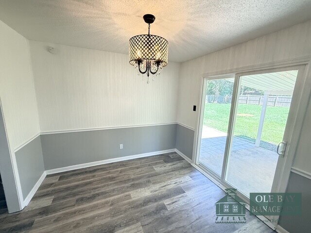 Building Photo - Granite counter tops, stainless steel appliances, luxury primary suite, and a large, fenced yard....