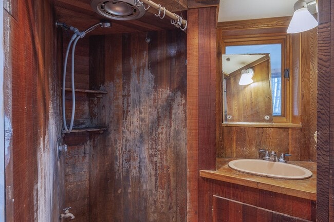 Building Photo - Cozy 2 Bedroom, 1 Bath, With a great Locat...