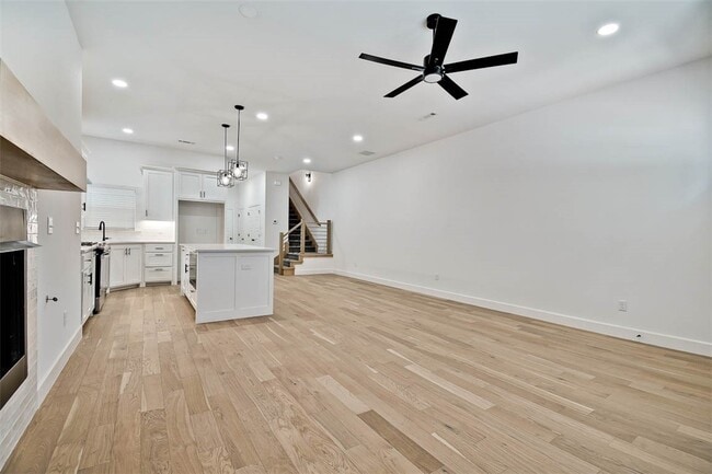 Building Photo - 502 W Persimmon St