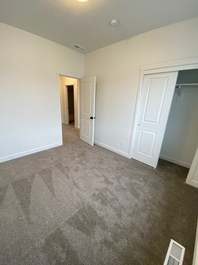 Building Photo - Beautiful Newer Rockwell Ranch Townhome (End Unit)