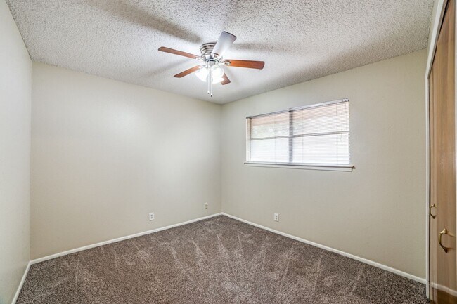 Building Photo - Thousand Oaks neighborhood! Over 1800 sqft!