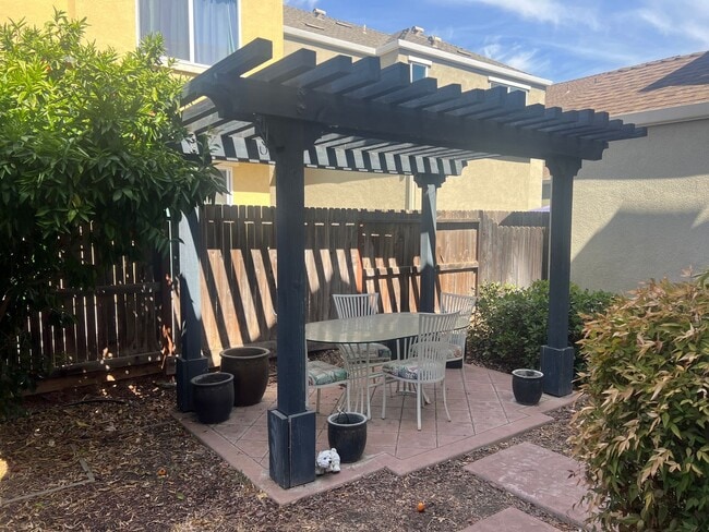 Building Photo - Supe Cute! Low Maintenance!