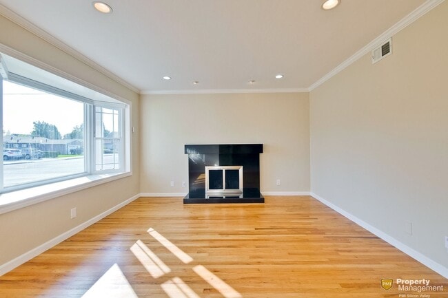 Building Photo - Stylish San Jose Home and Private Yard