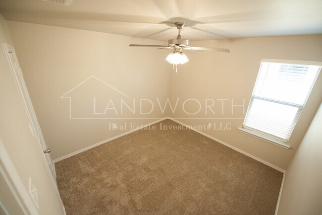 Building Photo - 3/2/2 Townhome near high school